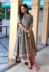Royal and dramatic, Anarkali kurtas feature a fitted bodice that flares out in beautiful pleats. Ide