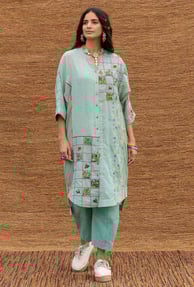 The perfect mix of Indian and western aesthetics, shirt-style kurtas feature collars and button-down