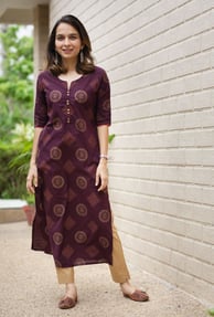 A timeless classic, the straight-cut kurta falls parallel to the body and creates a sleek, elegant s