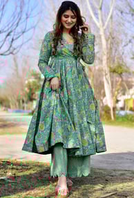 Royal and dramatic, Anarkali kurtas feature a fitted bodice that flares out in beautiful pleats. Ide