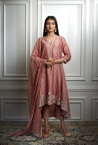 Modern and playful, the high-low kurta has a hem that's shorter in the front and longer at the back.