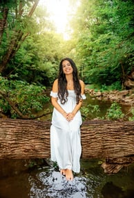 Hershey PA senior picture photographer. Photo of senior pictures in a creek
