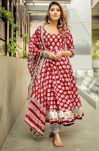 With mirror work, Bandhani prints, and vibrant hues, Rajasthani kurtas stand out with their traditio