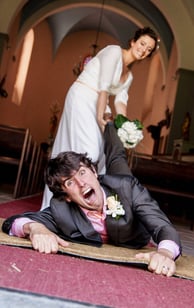 Photo humoristique d'une mariée tirant son futur mari à l'intérieur d'une église