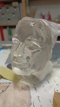 Visage de la sculpture Narcisse réalisée en résine cristal par Lode artiste sculpteur