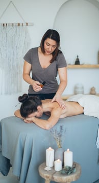 thérapeute du bien-être effectuant un massage, souvent étudié dans mes études de marché concurrence