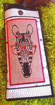 ITH-etui-lunette-motif-broderie-machine-lesbroderiesdenonette
