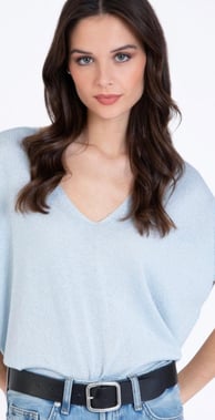 Une femme qui porte un t-shirt en col V bleu