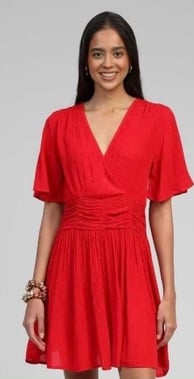 Une femme qui porte une robe rouge