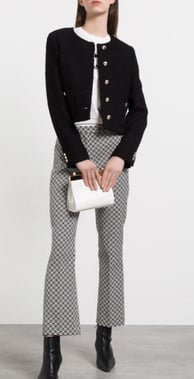 Une femme qui porte une pantalon blanc et noir à motif
