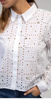 Une femme qui porte une chemise blanche