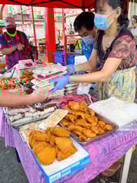 Marché chinois local en Polynésie avec des étals colorés de produits frais et d’ingrédients traditionnels.
