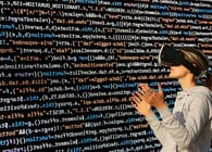 une femme avec un casque de réalité virtuelle devant un mur de lignes de code