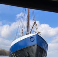 woonboot wordt gesleept in Amsterdam, sleepvaart, sleepklus