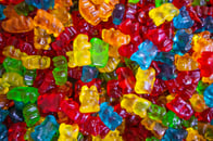 Close-Up von einem Haufen bunter Gummibärchen.