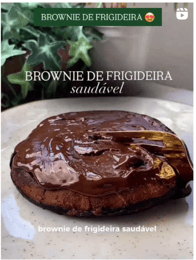 Brownie de frigideira saudável com cobertura cremosa de chocolate derretido, em prato branco