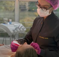 Dentista tranquila atendendo paciente feliz