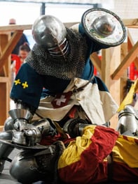 Combat de béhourd dont les adversaires portent des tabards à personnaliser