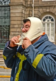 Bombeiro em preparação para entrar no edificio da Reitoria da U.Porto em chamas