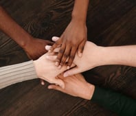 Mains unies en signe d'entraide et de solidarité pour accompagner les associations dans leurs projet
