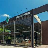 Fachada envidraçada do CrossFit Morro das Pedras em Florianópolis, box localizado no sul da Ilha.