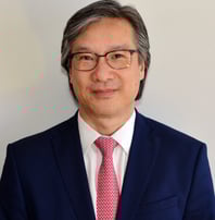 Fotografia do Dr. Wen Hung Tzu, especialista em cirurgia do cérebro.