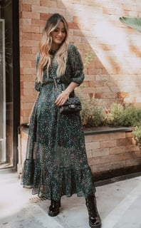 Vestido estampado con botas militares