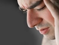 Homme souffrant, main sur le visage, soulager douleur chronique et fibromyalgie, avec l'hypnose.