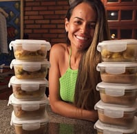 Rebeca Silva mostrando marmitas com refeições nutritivas e equilibradas