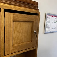 Porte de boite au lettre faite par Laroux Menuiserie