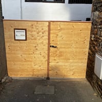 Porte de garage en bois faite par Laroux Menuiserie