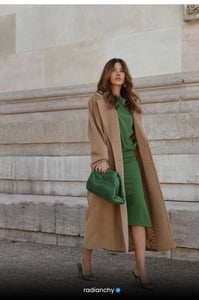LOOK ELEGANTE COM SOBRETUDO E VESTIDO