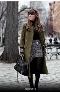 LOOK ELEGANTE COM SOBRETUDO VERDE