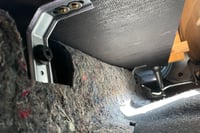 Bodenplatte mit der Karosserie im Dacia Dokker DIY Mini Camper verschrauben