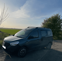 Dacia Dokker Camper steht in der Sonne – ideal für Camping und entspannte