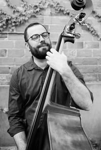 Aurelien GODY jouant sa contrebasse
