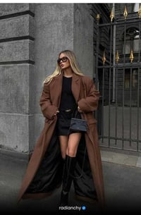 LOOK ELEGANTE COM SOBRETUDO MARROM