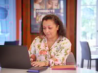 femme dirigeante entreprise la centrale de financement portrait bureau ordinateur dossiers
