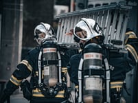 sapeurs pompiers interventions feu échelle tenue sauver ou périr casque soldat du feu appareil respiratoire isolant art