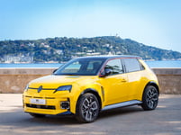 voiture véhicule renault r5 sport électrique jaune hybride villefranche rade citadelle vente location car