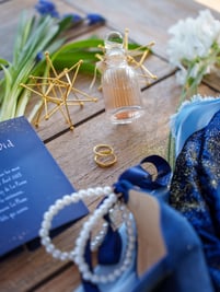 mariage flatlay alliances rings perfume parfum wedding mockup jewels proposal amour or jaune blanc bleu chaussure flacon