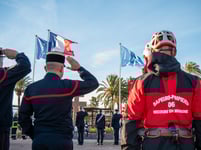 sapeurs pompiers secours en montagne officiers cérémonie cannes drapeaux salut garde à vous képi commémoration