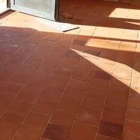 Carreaux en terre cuite rouge