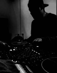 El Dj Soydopamine en una sesion
