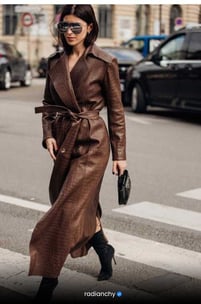LOOK ELEGANTE COM SOBRETUDO DE COURO 