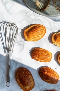 madeleines avec le moule et un fouet