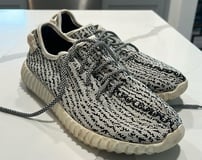 Adidas Yeezy Boost 350 2015, the revolutionary sneaker designed by Kanye West that redefined fashion.