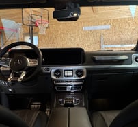 Mercedes G klasės automobilio prietaisų skydelis ir vairas po salono valymo – švarus ir blizgantis 