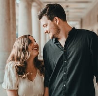 Junges Paar in Wiesbaden, FOto aufgenommen bei einem Fotoshooting in Wiesbaden durch JK Photography