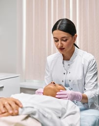 a woman in a hospital gown is shown in this picture